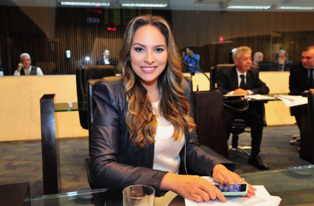 Conheça o trabalho da deputada estadual Maria Victória